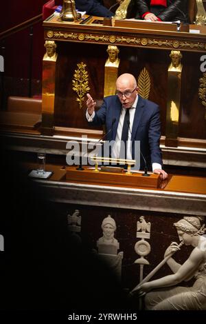 Paris, Frankreich, 12.04.2024, spricht Eric Ciotti, Vorsitzender der UDR-Fraktion, früher die rechte Fraktion, während der Diskussion über den Mißtrauensantrag in der Nationalversammlung. Die französische Nationalversammlung hat einen Mißtrauensantrag gegen Premierminister Michel Barnier angenommen und ihn nach nur drei Monaten im Amt entlassen. Der Antrag wurde von der linken Nouveau Front Populaire Koalition und der rechtsextremen Partei Rassemblement National unterstützt und sicherte 331 Stimmen dafür. Dies ist ein bedeutender politischer Wandel, da die Versammlung den Regierungschef absetzt. Stockfoto