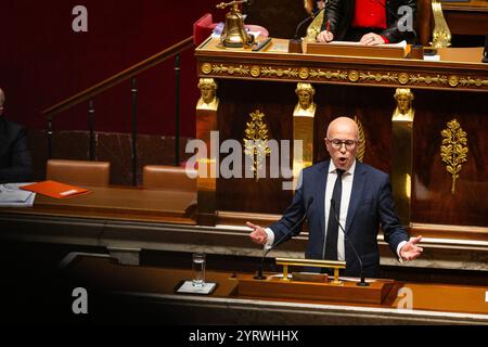 Paris, Frankreich, 12.04.2024, spricht Eric Ciotti, Vorsitzender der UDR-Fraktion, früher die rechte Fraktion, während der Diskussion über den Mißtrauensantrag in der Nationalversammlung. Die französische Nationalversammlung hat einen Mißtrauensantrag gegen Premierminister Michel Barnier angenommen und ihn nach nur drei Monaten im Amt entlassen. Der Antrag wurde von der linken Nouveau Front Populaire Koalition und der rechtsextremen Partei Rassemblement National unterstützt und sicherte 331 Stimmen dafür. Dies ist ein bedeutender politischer Wandel, da die Versammlung den Regierungschef absetzt. Stockfoto