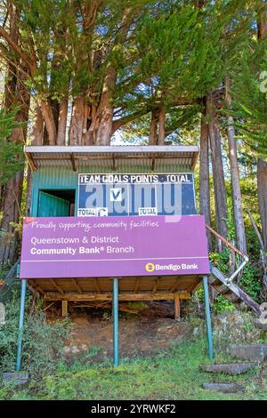 Scoreboard beim Gravel Football Oval in Queenstown, Tasmanien Stockfoto