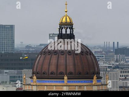 Berlin, Deutschland. Dezember 2024. Der Turm des Humboldt-Forums mit Banner. Quelle: Jens Kalaene/dpa/Alamy Live News Stockfoto