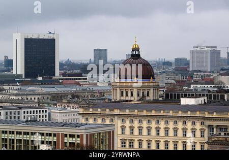 Berlin, Deutschland. Dezember 2024. Das International Trade Center (IHZ), das Humboldt Forum und das Charite Building. Quelle: Jens Kalaene/dpa/Alamy Live News Stockfoto