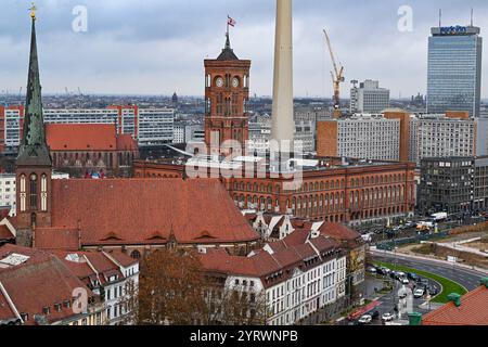 Berlin, Deutschland. Dezember 2024. Die Nikolaikirche (l) im Nikolaiviertel und das Rote Rathaus am Alexanderplatz in Mitte. Quelle: Jens Kalaene/dpa/Alamy Live News Stockfoto