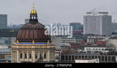 Berlin, Deutschland. Dezember 2024. Der Turm des Humboldt-Forums (l) und das Charité-Gebäude. Quelle: Jens Kalaene/dpa/Alamy Live News Stockfoto