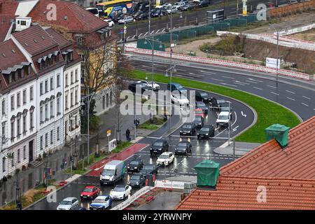 Berlin, Deutschland. Dezember 2024. Autos stehen am Mühlendamm am Molkenmarkt. Quelle: Jens Kalaene/dpa/Alamy Live News Stockfoto