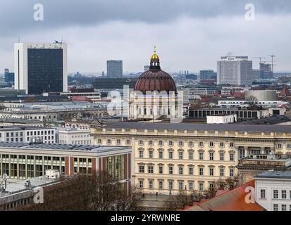 Berlin, Deutschland. Dezember 2024. Das International Trade Center (IHZ), das Humboldt Forum und das Charite Building. Quelle: Jens Kalaene/dpa/Alamy Live News Stockfoto
