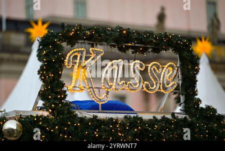 Berlin, Deutschland. Dezember 2024. Das Wort „Kasse“ ist auf dem Weihnachtsmarkt am Bebelplatz zu sehen. Quelle: Jens Kalaene/dpa/Alamy Live News Stockfoto