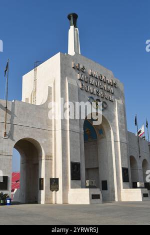 LOS ANGELES, KALIFORNIEN - 4. Dezember 2024: Das Los Angeles Memorial Coliseum im Exposition Park. Stockfoto