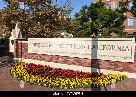 LOS ANGELES, KALIFORNIEN - 4. Dezember 2024: Schild und Blumen am Eingang des Exposition Boulevard zur University of Southern California. Stockfoto