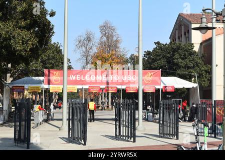 LOS ANGELES, KALIFORNIEN - 4. Dezember 2024: Exposition Boulevard Eingang zur University of Southern California. Stockfoto