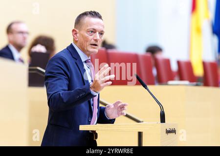 München, Deutschland. Dezember 2024. Karl Straub (CSU) spricht auf der 35. Plenartagung des Bayerischen Landtags am 3. Dezember 2024 in München (Bayern). Quelle: Matthias Balk/dpa/Alamy Live News Stockfoto