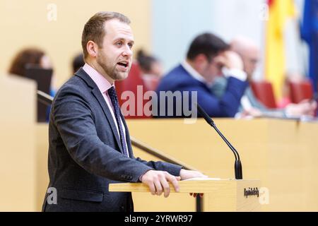 München, Deutschland. Dezember 2024. Florian Köhler (AfD) spricht auf der 35. Plenartagung des Bayerischen Landtags am 3. Dezember 2024 in München (Bayern). Quelle: Matthias Balk/dpa/Alamy Live News Stockfoto