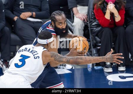 Los Angeles, Kalifornien, USA. Dezember 2024. James Harden von Los Angeles Clippers wurde am Mittwoch, den 4. Dezember 2024 in Los Angeles, von Jaden McDaniels aus Minnesota Timberwolves bei einem Basketballspiel in der NBA im Intuit Dome verteidigt. (Kreditbild: © Ringo Chiu/ZUMA Press Wire) NUR REDAKTIONELLE VERWENDUNG! Nicht für kommerzielle ZWECKE! Stockfoto