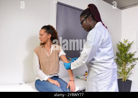 Ärztin impfende Patientin in der Arztpraxis Stockfoto
