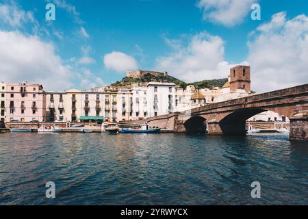 Der Fluss Temo in Bosa, Sardinien. Die Stadt ist berühmt für die farbenfrohen Häuser und die mittelalterliche Architektur. Stockfoto