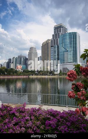 Blick vom Benchakitti Park in Richtung Asok in Bangkok, Thailand. Stockfoto