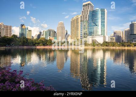 Blick vom Benchakitti Park in Richtung Asok in Bangkok, Thailand. Stockfoto