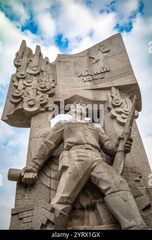 Die Rückseite der Statue des sozialistischen Realismus zum Gedenken an den Tag des Nationalen Widerstands 1946 gegen die französische Kolonialherrschaft im Van-Xuan-Blumengarten in Cent Stockfoto