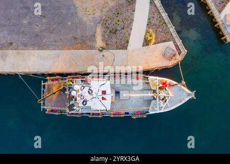 Aus der Vogelperspektive eines Fischtrawlers, der an einem Betonanleger bei Queenscliff auf der Bellarine Peninsula in Victoria, Australien, ankert. Stockfoto