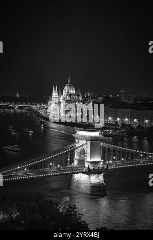 Ungarisches Parlamentsgebäude und Stetzesny Kettenbrücke bei Nacht Stockfoto