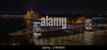 Ungarisches Parlamentsgebäude und Stetzesny Kettenbrücke bei Nacht Stockfoto