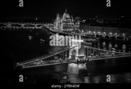 Ungarisches Parlamentsgebäude und Stetzesny Kettenbrücke bei Nacht Stockfoto