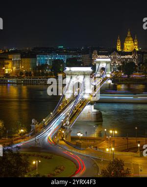 Ungarisches Parlamentsgebäude und Stetzesny Kettenbrücke bei Nacht Stockfoto