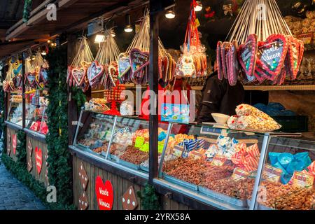 Ein festlicher Weihnachtsmarkt mit Lebkuchenherzen, traditionellen Süßigkeiten und saisonalen Herzen und traditionellen Süßigkeiten in der Altstadt von Prag. Stockfoto