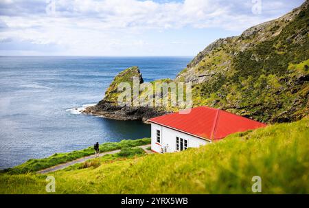 Backpacker zu Fuß zur Cape Brett Hut am Ende der Cape Brett Halbinsel. Bay of Islands. Neuseeland. Stockfoto