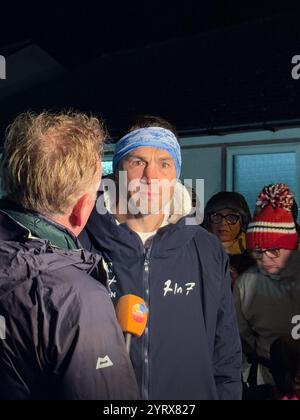 Donnerstag, 5. Dezember 2024 Beverley, East Yorkshire, Vereinigtes Königreich. Kevin Sinfield setzt seine einwöchige Fundraising-Challenge für die MND-Wohltätigkeitsorganisation fort, beginnt um 30 Uhr von der Beverley Racecourse und endet im Costello Athletics Stadion, Hull, um 14.30 Uhr. Jeder Tag ist in 7km Blöcke unterteilt, die Nummer 7 in Anerkennung seines Freundes und ehemaligen Teamkollegen Rob Burrow, der es während seiner glitzernden Karriere bei Leeds Rhinos trug. Das Team ist bestrebt, alle 7 km innerhalb einer Stunde zu absolvieren. IM BILD: Der heutige Start von Beverley Racecourse. Bridget Catterall / AlamyLiveNews Stockfoto