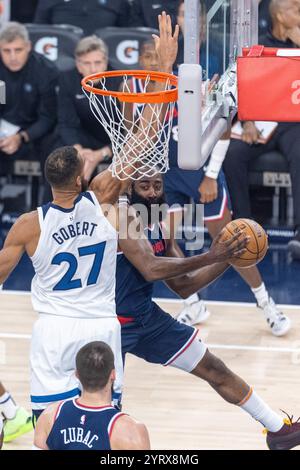 Los Angeles, USA. Dezember 2024. James Harden (R) von Los Angeles Clippers bricht während des regulären NBA-Saisonspiels 2024-2025 zwischen Los Angeles Clippers und Minnesota Timberwolves am 4. Dezember 2024 durch. Quelle: Ringo Chiu/Xinhua/Alamy Live News Stockfoto