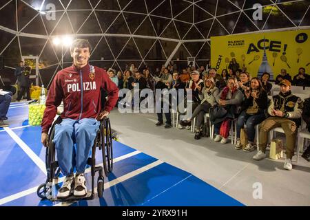 Torino, Italien. November 2024. Incontro con il nuotatore paralimpico Manuel Bortuzzo presso Casa Tennis, auf der Piazza Castello a Torino, Italia - Lunedì, 11. November 2024 - Cronaca - ( Foto Andrea Alfano/LaPresse ) Manuel Bortuzzo paralympische Schwimmertreffen auf der Casa Tennis auf der Piazza Castello. Turin, Italien - Montag, 11. November 2024 - Nachrichten - ( Foto Andrea Alfano/LaPresse ) Quelle: LaPresse/Alamy Live News Stockfoto