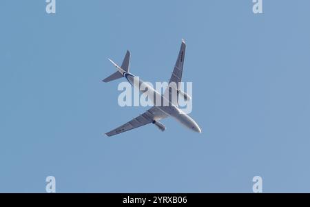 Während der COVID-19-Coronavirus-Pandemie fliegt ein Flugzeug der Air China, ein Airbus A330-243 - Flug CA937 von Peking, China nach London Heathrow. Mai 2020. Die COVID-19-Pandemie breitete sich Ende Januar 2020 auf das Vereinigte Königreich aus. Bis zum 28. Juni 2020 gab es 311.151 bestätigte Fälle und 43.550 Todesfälle von bestätigten Fällen. Juli 2020 Stockfoto