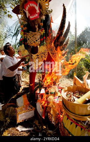 Bali, Indonesien - 5. August 2012: Eine traditionelle balinesische Einäscherungszeremonie in der Nähe von Ubud in Bali, Indonesien. Ngaben heißt es das Ritual, das ausgeführt wird Stockfoto