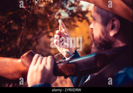 Hunter Classic. Texas Ranger mit Schrotflinte auf Jagd. Cowboy Stockfoto