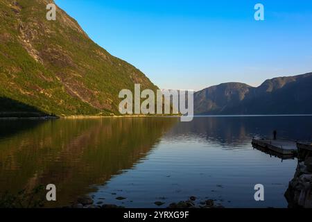 Reflexion des Himmels und der Berge im Fjord - Eidfjord Stockfoto