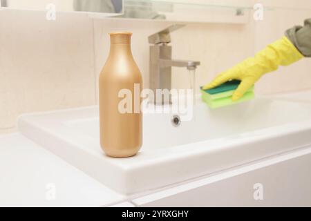 Modell-Flaschenreinigung Haushaltschemikalien biologisch abbaubarer Reiniger für Badezimmerwaschbecken. Reinigungs-, Desinfektions- und Hygienekonzept. Stockfoto