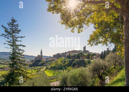 Historische Stadt Castiglion Fiorentino und die Kirche Collegiata di San Giuliano. Schloss Montecchio im Hintergrund. Provinz Arezzo, Tuscany reg Stockfoto