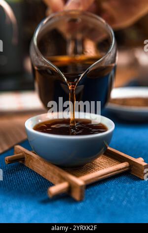 Frisch gebrühten Kaffee in eine Tasse gießen Ein wunderschöner, einladender Moment zum Genießen und Genießen Stockfoto