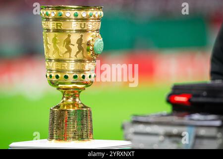 Leipzig, Deutschland. Dezember 2024. Die DFB-Trophäe beim DFB-Pokal-Spiel zwischen RB Leipzig und Eintracht Frankfurt in der Red Bull Arena in Leipzig. Quelle: Gonzales Photo/Alamy Live News Stockfoto