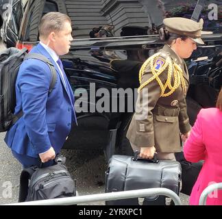 Die Nukleargesetze begleiten den US-Präsidenten immer. Hier trägt ein Offizier den Nuclear Football (Bag), während Präsident Joe Biden den britischen Premierminister Rishi Sunak in der Londoner Downing Street besucht Stockfoto