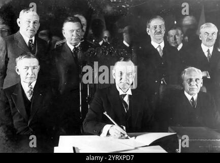 Präsident Coolidge Unterzeichnet Vintage Kellogg Briand Pact, 1928. Stockfoto