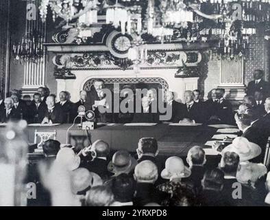 Aristide Briand spricht an die Delegierten während der Verhandlungen über den Vertrag über den Kriegsverzicht von 1928 (Kellogg-Briand-Pakt), Stockfoto