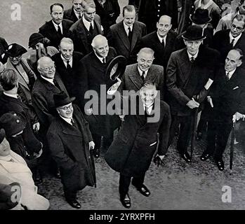 The Start of Mr. Chamberlains Munich Conference Flight, 1938: Der Premier mit Sir (L. bis R.) Lord Hailsham, Lord Maugham. Sir John Simon, Mr. Leslie Hore-Belisha, Lord Halifax. Und Mr. Und (hinten) Sir Philp Sassoon, Mr. W. S. Morrison, Mr. Duff Cooper, Mr. Leslie Burgin, Mr. Walter Stockfoto