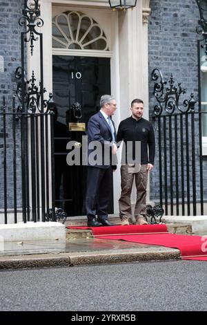 Der ukrainische Präsident Wolodymyr Zelenski wird von Premierminister Sir Keir Starmer bei seiner Ankunft in der Downing Street begrüßt. Oktober 2024 Stockfoto