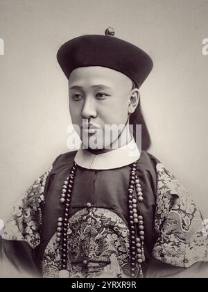 Zaifeng (1883 ? 1951), auch bekannt als Tsai Feng, Prinz von CH'?n, offiziell bekannt unter seinem Titel Prinz Chun, war ein Mandschu-Prinz und Regent der späten Qing-Dynastie. Er war ein Sohn von Yixuan, dem siebten Sohn des Daoguang-Kaisers und Vater von Puyi, dem letzten Kaiser. Er diente von 1908 bis 1911 als Prinzregent während der Herrschaft seines Sohnes, bis die Qing-Dynastie 1911 durch die Xinhai-Revolution gestürzt wurde. Stockfoto