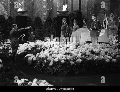 Adolf Hitler nimmt an der Beerdigung von Reinhard Heydrich Teil (1904 ? 4. Juni 1942), deutscher SS-Beamter während der NS-Zeit und Architekt des Holocaust. Heydrich wurde am 27. Mai 1942 in Prag bei der Operation Anthropoid tödlich verwundet. Er wurde von einer Gruppe tschechischer und slowakischer Soldaten überfallen, die von der tschechoslowakischen Regierung ins Exil geschickt wurden, um ihn zu töten. Der Nazi-Geheimdienst verband die Soldaten fälschlicherweise mit den Dörfern Lidice und Le??Ky. Beide Dörfer wurden zerstört und die Bewohner deportiert oder getötet. Stockfoto