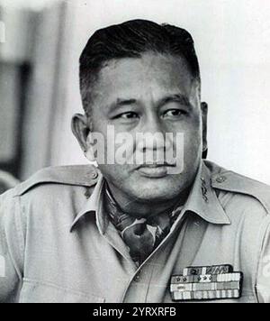 Duong Van Minh (1916 ? 6. August 2001), bekannt als Big Minh, war ein südvietnamesischer Politiker und ein hochrangiger General in der Armee der Republik Vietnam während der Präsidentschaft der NGO Dinh Diem. 1963 wurde er Chef einer Militärjunta, nachdem er einen Putsch geführt hatte, bei dem Diem ermordet wurde. Minh dauerte nur drei Monate, bevor er von Nguyen Khanh gestürzt wurde, übernahm aber im April 1975 wieder die Macht als vierter und letzter Präsident Südvietnams, zwei Tage bevor er sich den nordvietnamesischen Truppen ergab. Stockfoto