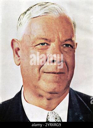 Hendrik Frensch Verwoerd (1901 ? 1966), südafrikanischer Politiker und Premierminister von Südafrika. Er gilt allgemein als Architekt der Apartheid. premierminister (1958?1966). Darüber hinaus spielte Verwoerd eine wichtige Rolle bei der Machtübernahme der rechtsextremen Nationalpartei im Jahr 1948, als ihr politischer Stratege und Propagandist, und wurde Parteiführer nach seiner Premierministerschaft. Er war von 1958 bis 1961 der letzte Premierminister der Union Südafrikas, als er die Gründung der Republik Südafrika verkündete und bis zu seinem Attentat im Jahr 1966 ihr Premierminister blieb. Stockfoto