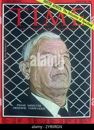 Time Magazine Berichterstattung von Hendrik Frensch Verwoerd (1901 ? 1966), südafrikanischer Politiker und Premierminister von Südafrika. Er gilt allgemein als Architekt der Apartheid. premierminister (1958?1966). Darüber hinaus spielte Verwoerd eine wichtige Rolle bei der Machtübernahme der rechtsextremen Nationalpartei im Jahr 1948, als ihr politischer Stratege und Propagandist, und wurde Parteiführer nach seiner Premierministerschaft. Er war von 1958 bis 1961 der letzte Premierminister der Union Südafrikas, als er die Gründung der Republik Südafrika verkündete und bis zu seiner A ihr Premierminister blieb Stockfoto