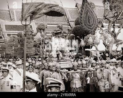 Bhumibol Adulyadej (1927 ? 13. Oktober 2016), neunter König von Thailand aus der Chakri-Dynastie, genannt Rama IX, von 1946 bis zu seinem Tod 2016. Seine Herrschaft von 70 Jahren und 126 Tagen ist die längste aller thailändischen Monarchen. Hier zu sehen bei seiner Thronbesteigung 1946. Stockfoto